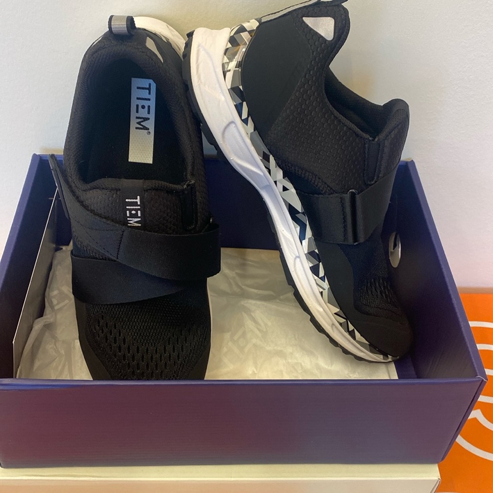 Black Geometric Tiem Slipstreams